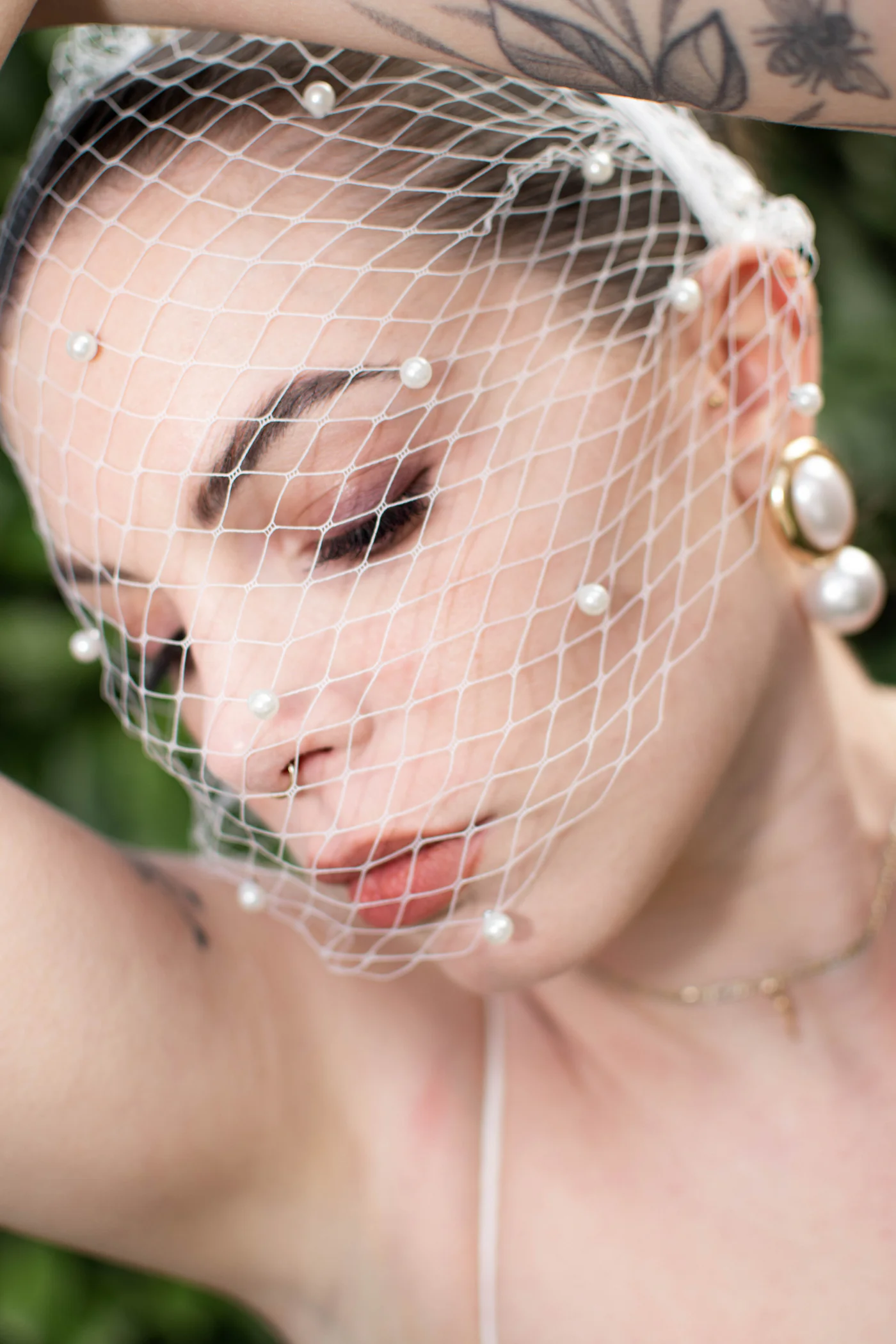 Maquillage éditorial, voilette à perles — Joyce Martens Beauty